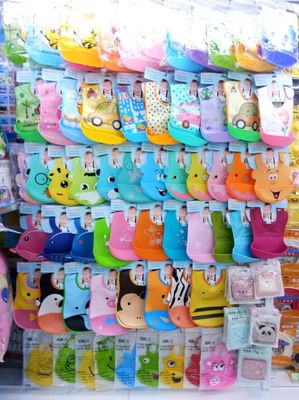 母嬰用品一站式選購指南 從圍嘴到爬爬墊，廠家直銷更安心