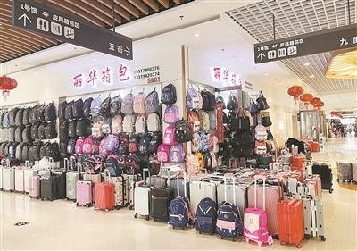 開學(xué)季遇上旅游熱，南昌箱包市場銷售火爆，日用百貨同步升溫